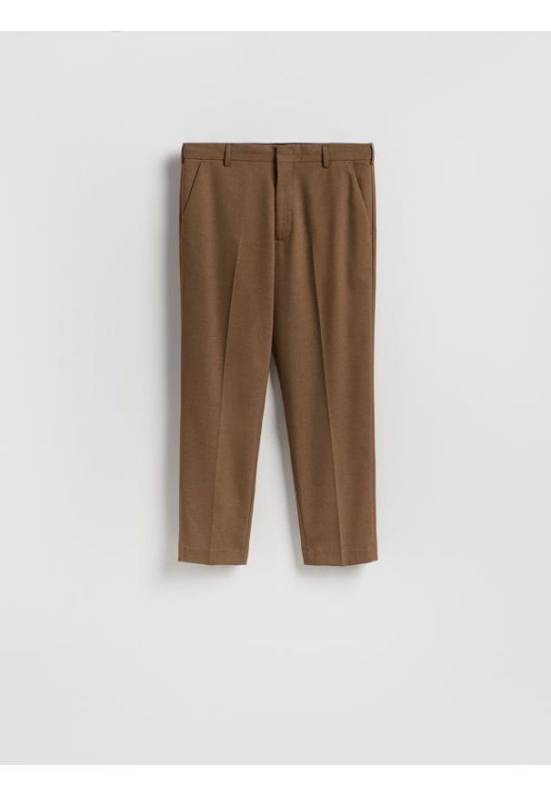 Reserved - Spodnie chino regular fit - brązowy. Kolor: brązowy. Materiał: wiskoza, tkanina