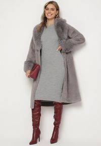 Born2be - Szara Sukienka Dzianinowa Dopasowana Morttina. Okazja: na co dzień. Kolor: szary. Materiał: dzianina. Długość rękawa: długi rękaw. Wzór: aplikacja. Typ sukienki: proste. Styl: klasyczny, casual, elegancki. Długość: midi #2