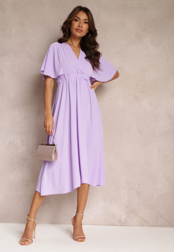 Renee - Fioletowa Sukienka z Gumką w Talii Krótkim Rękawem i Kopertowym Dekoltem Kelila. Kolor: fioletowy. Długość rękawa: krótki rękaw. Typ sukienki: kopertowe. Długość: midi