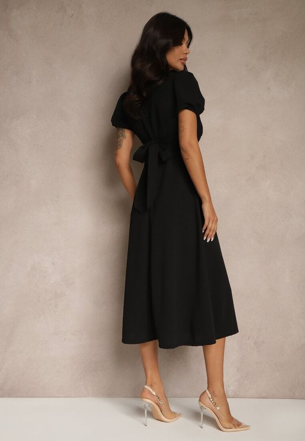 Renee - Czarna Rozkloszowana Sukienka Koktajlowa Ozdobiona Wiązaniem Ziverine. Kolor: czarny. Wzór: aplikacja. Styl: wizytowy