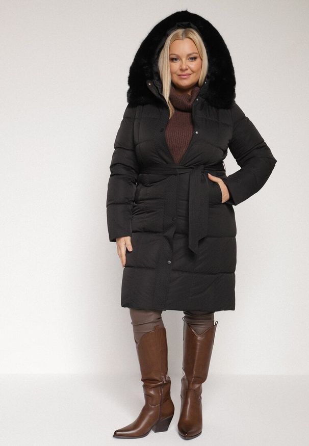 Born2be - Czarna Pikowana Kurtka z Kapturem z Futrem i Wiązanym Paskiem Mevinatia. Okazja: na co dzień. Typ kołnierza: kaptur. Kolekcja: plus size. Kolor: czarny. Materiał: futro. Styl: casual, klasyczny