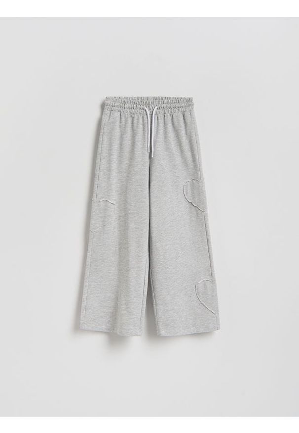 Reserved - Spodnie dresowe z naszywkami - jasnoszary. Kolor: szary. Materiał: dresówka. Wzór: aplikacja
