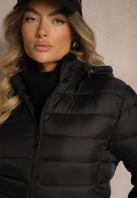 Renee - Czarna Pikowana Kurtka o Prostym Kroju z Odpinanym Kapturem i Kieszeniami Labrissa. Okazja: na co dzień. Kolor: czarny. Materiał: jeans. Długość rękawa: długi rękaw. Długość: długie. Styl: casual, elegancki #3