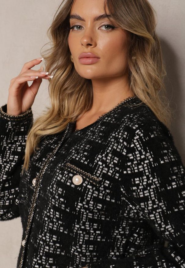 Renee - Czarny Dzianinowy Kardigan z Perłowymi Guzikami i Błyszczącą Nitką Dailira. Kolor: czarny. Materiał: dzianina. Sezon: zima