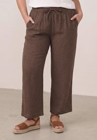 Born2be - Brązowe Spodnie Casual Szerokie ze Sznurkiem i Gumką w Pasie Caeena. Okazja: na co dzień. Kolekcja: plus size. Kolor: brązowy. Długość: długie. Styl: casual #1