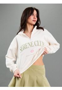 Sinsay - Dresowa bluza half-zip z napisem "Serene Club" - kremowy. Kolor: kremowy. Materiał: dresówka. Wzór: napisy #1