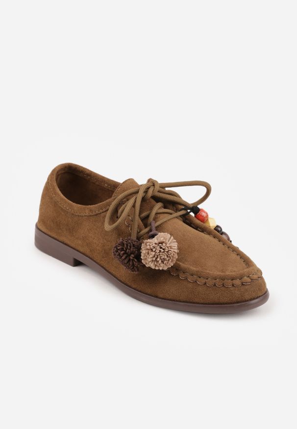 Renee - Ciemnobeżowe Mokasyny VICES ze Skórzaną Wkładką i Pomponami Loraerin. Nosek buta: okrągły. Kolor: beżowy. Materiał: skóra. Wzór: aplikacja. Obcas: na obcasie. Wysokość obcasa: niski