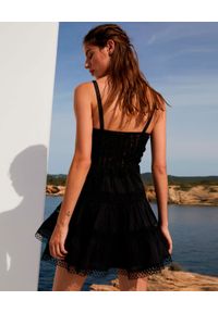 CHARO RUIZ IBIZA - Czarna sukienka z koronką Irish. Kolor: czarny. Materiał: koronka. Długość rękawa: na ramiączkach. Wzór: koronka. Długość: mini #3