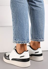 Renee - Czarno-Białe Sznurowane Sneakersy z Ekoskóry na Grubej Podeszwie z Ozdobnymi Łatkami Anaviria. Kolor: czarny. Materiał: jeans #4