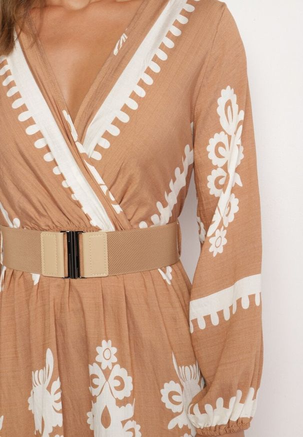 Born2be - Beżowa Wzorzysta Sukienka z Wiskozą o Kopertowym Kroju z Gumką w Talii i Paskiem Tifirae. Okazja: na co dzień. Typ kołnierza: dekolt w serek. Kolor: beżowy. Materiał: wiskoza. Wzór: aplikacja. Typ sukienki: kopertowe. Styl: elegancki, casual, wizytowy