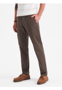 Ombre Clothing - Spodnie męskie chino REGULAR FIT z delikatną strukturą – brązowe V3 - Rozmiar: M. Okazja: na co dzień. Kolor: brązowy. Materiał: tkanina, elastan, bawełna. Styl: klasyczny, casual #5