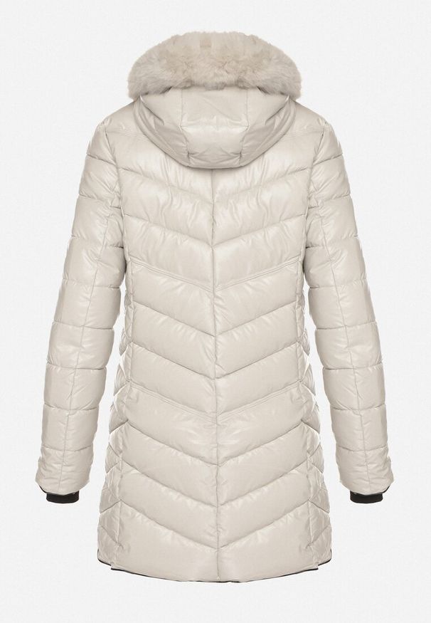 Born2be - Biała Pikowana Kurtka o Taliowanym Kroju z Kapturem z Futerkiem Naleanna. Okazja: na co dzień. Typ kołnierza: kaptur. Kolor: biały. Materiał: futro. Styl: casual