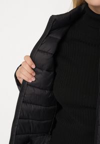 Born2be - Czarna Pikowana Kurtka o Prostym Kroju z Niską Stójką Zeniva. Okazja: na co dzień, na spacer. Typ kołnierza: kołnierzyk stójkowy. Kolekcja: plus size. Kolor: czarny. Materiał: dzianina, jeans. Styl: casual #4