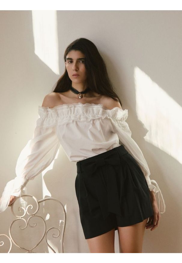 Reserved - Garniturowe szorty z wełną - czarny. Kolor: czarny. Materiał: wełna