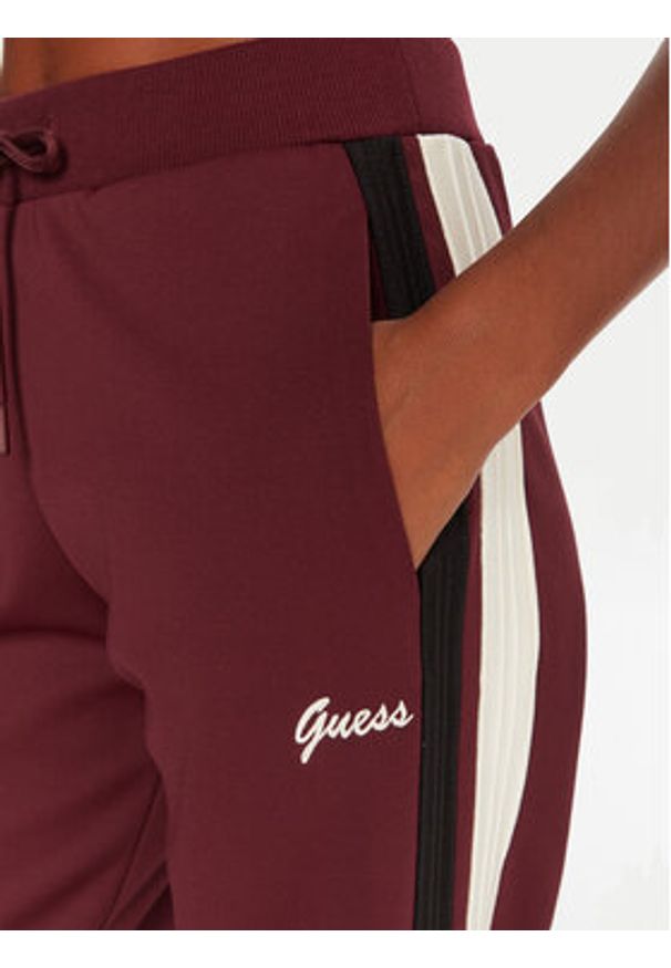 Guess Spodnie dresowe V5BB02 KCX22 Bordowy Regular Fit. Kolor: czerwony. Materiał: syntetyk