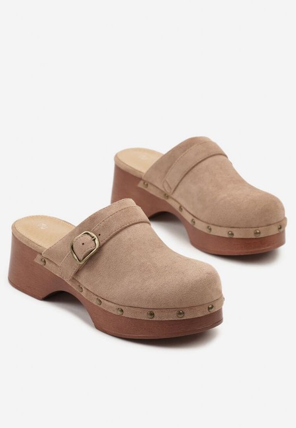 Born2be - Ciemnobeżowe Klapki w Stylu Chodaków z Klamrami Galitelia. Okazja: na co dzień, na spacer. Kolor: beżowy. Sezon: lato, wiosna. Obcas: na obcasie. Styl: elegancki, casual. Wysokość obcasa: średni