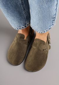 Born2be - Zielone Sandały w Stylu Chodaków Ozdobione Klamrami Qyrraya. Okazja: na co dzień. Zapięcie: klamry. Kolor: zielony. Materiał: jeans. Wzór: aplikacja. Sezon: lato. Styl: casual, elegancki #2