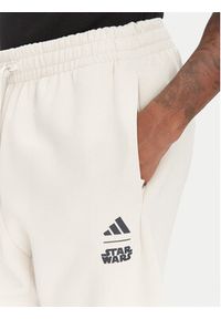 Adidas - adidas Spodnie dresowe Star Wars The Mandalorian™ JI5723 Beżowy Regular Fit. Kolor: beżowy. Materiał: syntetyk. Wzór: motyw z bajki #4