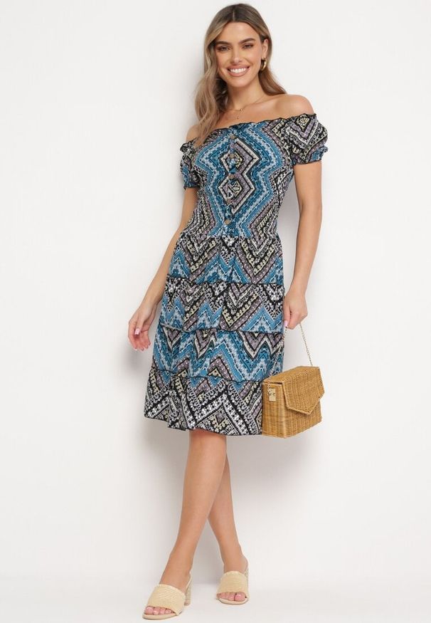 Born2be - Zielono-Czarna Sukienka Bawełniana Hiszpanka w Stylu Boho Raelinora. Typ kołnierza: dekolt hiszpanka. Kolor: zielony. Materiał: bawełna. Styl: boho