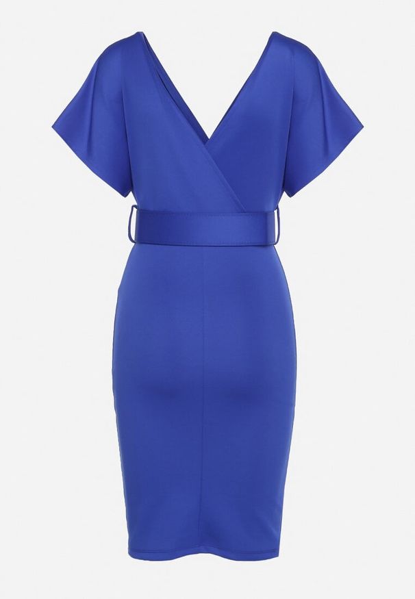 Born2be - Granatowa Sukienka z Kopertowym Dekoltem z Materiałowym Paskiem Zdobionym Klamrą Fienara. Okazja: na co dzień. Kolor: niebieski. Materiał: materiał. Wzór: aplikacja. Typ sukienki: kopertowe. Styl: casual, klasyczny