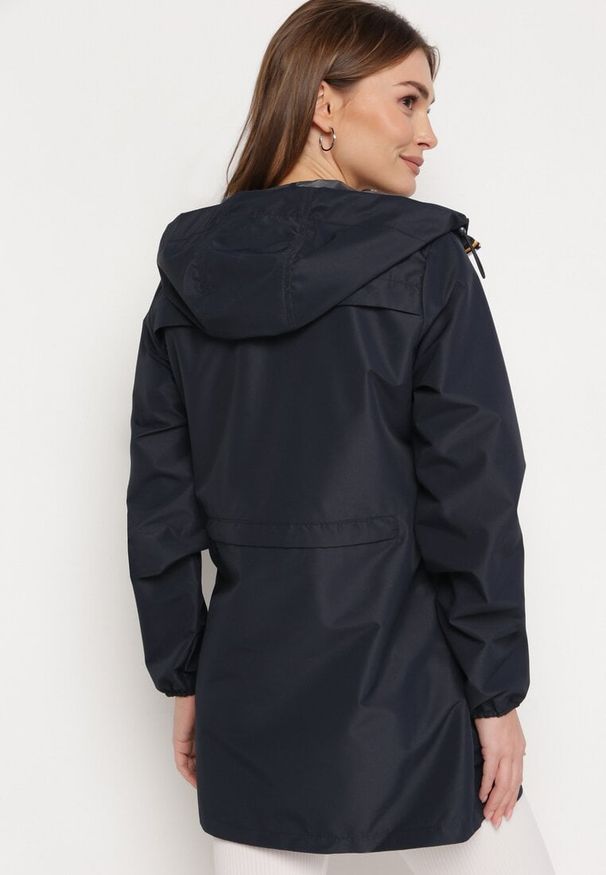 Born2be - Granatowa Kurtka Wiatrówka o Wydłużonym Fasonie z Kapturem Axerinta. Typ kołnierza: kaptur. Kolor: niebieski. Styl: klasyczny