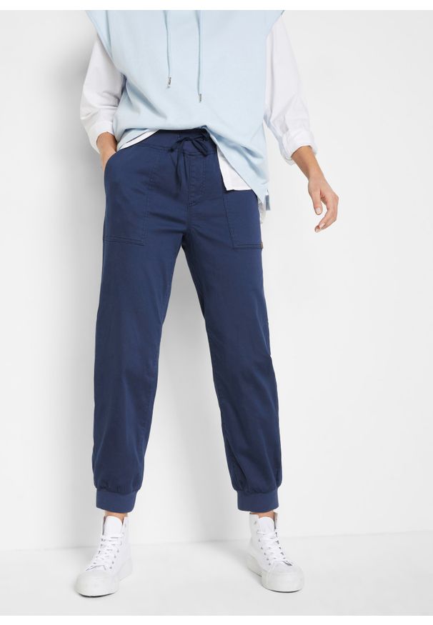 bonprix - Spodnie twillowe z wygodnym paskiem. Kolor: niebieski