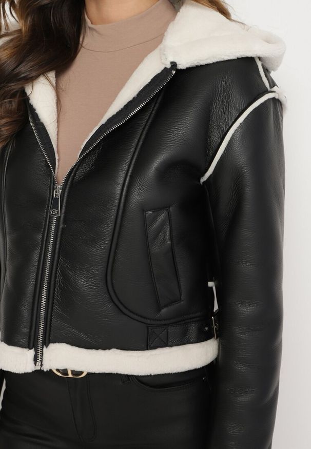 Born2be - Czarno-Biała Krótka Kurtka Biker z Kapturem i Futrzanymi Wstawkami Daithia. Okazja: na co dzień. Typ kołnierza: kaptur. Kolor: czarny. Materiał: futro. Długość: krótkie. Styl: casual