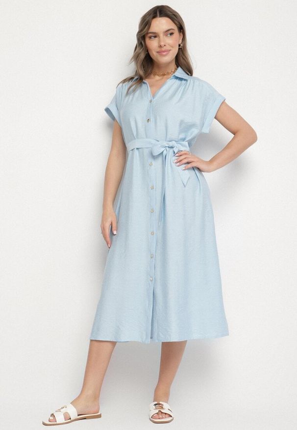 Born2be - Niebieska Wiskozowa Sukienka Koszulowa z Paskiem Rinaruna. Okazja: na co dzień. Kolor: niebieski. Materiał: wiskoza. Typ sukienki: koszulowe. Styl: casual, elegancki