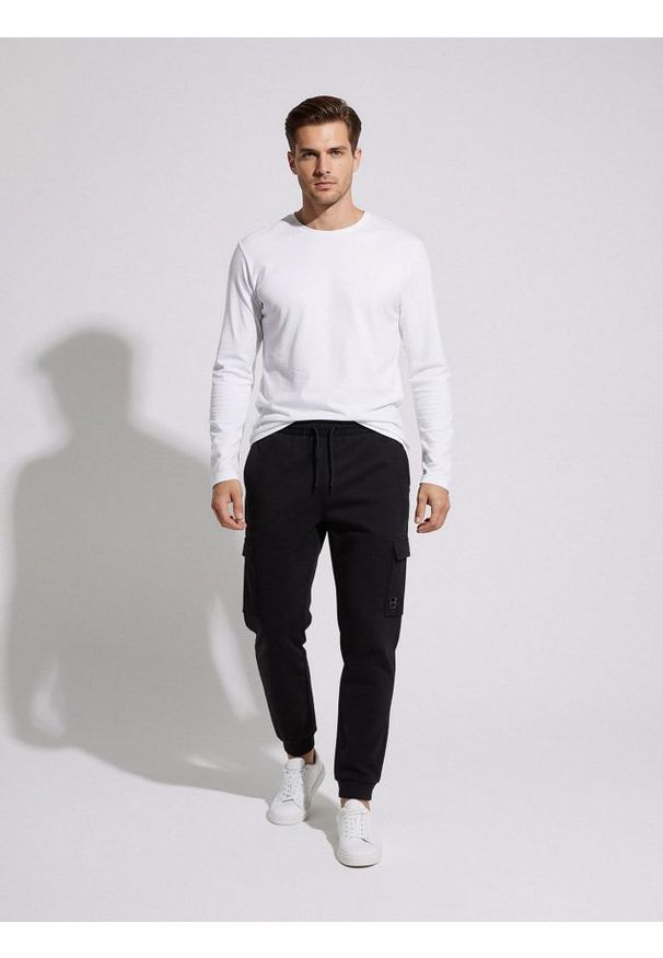 Sinsay - Spodnie dresowe cargo - czarny. Kolor: czarny. Materiał: dresówka
