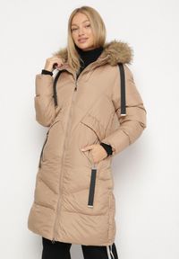 Born2be - Ciemnobeżowa Pikowana Kurtka z Kapturem z Futrem i Ozdobnymi Taśmami Lendria. Okazja: na spacer. Typ kołnierza: kaptur. Kolor: beżowy. Materiał: futro #7