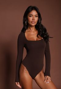 Renee - Brązowe Body z Wiskozą i Bawełną Ozdobione Kwadratowym Dekoltem Amerrise. Typ kołnierza: dekolt kwadratowy. Kolor: brązowy. Materiał: wiskoza, bawełna. Wzór: aplikacja. Styl: elegancki