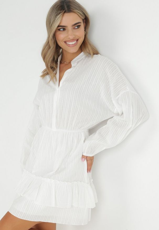 Born2be - Biała Sukienka Nietoperz z Gumką w Pasie Amberly. Okazja: na co dzień. Typ kołnierza: dekolt w serek, typu klepsydra. Kolor: biały. Materiał: jeans. Długość rękawa: długi rękaw. Styl: casual, elegancki