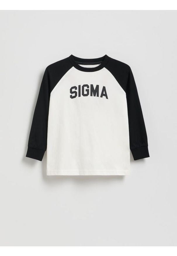 Reserved - Bawełniany longsleeve z nadrukiem - złamana biel. Materiał: bawełna. Długość rękawa: długi rękaw. Wzór: nadruk