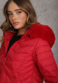 Renee - Czerwona Przejściowa Kurtka z Pikowaniem Bocznymi Ściągaczami i Kapturem Fezizia. Okazja: na co dzień. Kolor: czerwony. Materiał: futro, jeans, poliester. Styl: casual, elegancki #3