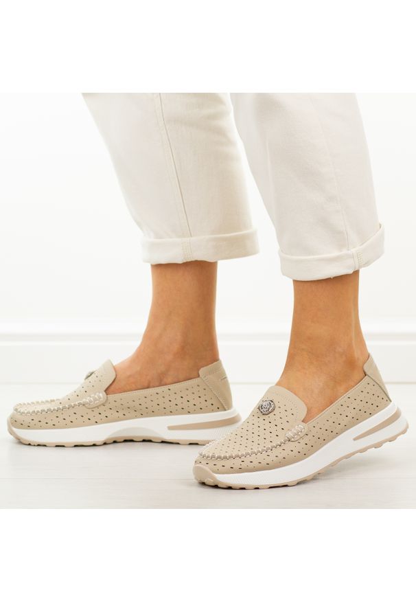 eVento - Beżowe ażurowe skórzane mokasyny damskie Evento 8663. Okazja: na co dzień, na spacer. Nosek buta: okrągły. Zapięcie: bez zapięcia. Kolor: beżowy. Szerokość cholewki: normalna. Wzór: ażurowy. Materiał: skóra. Sezon: wiosna, lato, jesień. Styl: casual, klasyczny, elegancki