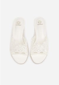 Born2be - Białe Klapki na Metalicznej Szpilce z Koronkową Cholewką Thyxyphise. Okazja: na ślub cywilny, na wesele. Kolor: biały. Materiał: koronka. Wzór: aplikacja #6