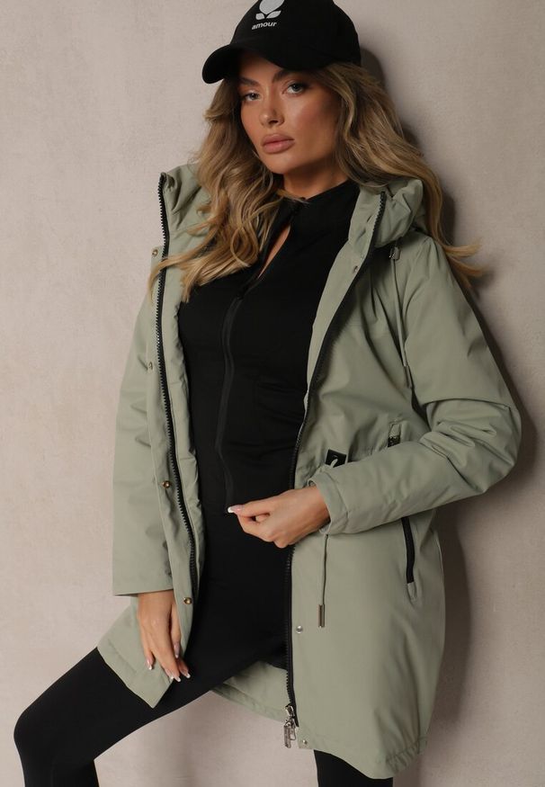 Renee - Jasnozielona Kurtka w Stylu Parki na Napy ze Ściągaczami w Pasie Ardodia. Okazja: na co dzień. Typ kołnierza: kaptur. Kolor: zielony. Materiał: jeans. Styl: casual, elegancki