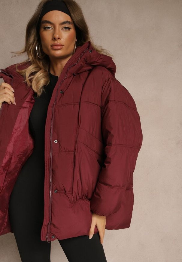 Renee - Bordowa Kurtka Oversize z Pikowanymi Przeszyciami i Kapturem Galeana. Okazja: na co dzień. Kolor: czerwony. Materiał: zamsz, jeans, poliester, dzianina. Sezon: zima. Styl: casual, elegancki