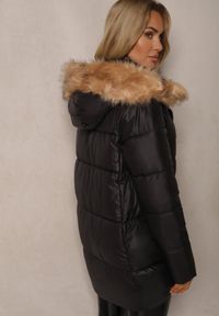 Renee - Czarna Trapezowa Kurtka z Pikowanymi Przeszyciami i Kapturem z Odpinanym Futrem Deoiala. Okazja: na co dzień. Kolor: czarny. Materiał: futro. Długość rękawa: długi rękaw. Długość: długie. Styl: elegancki, casual, wizytowy #2