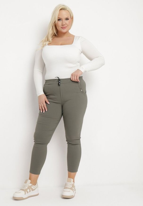 Born2be - Ciemnozielone Spodnie z Nogawkami 7/8 i Kieszeniami Gavotta. Okazja: na co dzień. Kolekcja: plus size. Kolor: zielony. Materiał: satyna. Styl: elegancki, casual