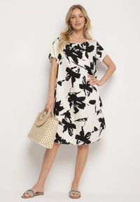 Born2be - Czarna Wiskozowa Sukienka w Kwiatowy Wzór Emitine. Okazja: na co dzień. Kolor: czarny. Materiał: wiskoza. Wzór: kwiaty. Typ sukienki: proste. Styl: casual, klasyczny #3