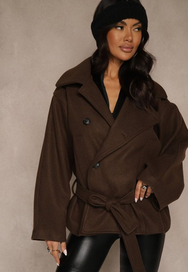 Renee - Brązowy Pudełkowy Krótki Płaszcz z Wiskozą z Wiązanym Paskiem i Kołnierzykiem Tusainea. Kolor: brązowy. Materiał: wiskoza. Długość: krótkie