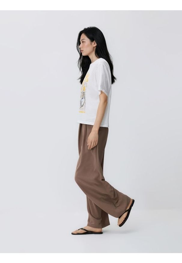 Reserved - Szerokie spodnie - beżowy. Kolor: beżowy. Materiał: tkanina. Wzór: gładki