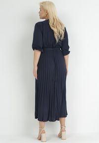 Born2be - Granatowa Plisowana Sukienka Maxi z Kopertowym Dekoltem i Wiązaniem w Talii Lariah. Kolekcja: plus size. Kolor: niebieski. Materiał: materiał. Typ sukienki: kopertowe. Długość: maxi #6
