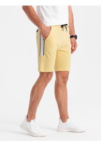 Ombre Clothing - Szorty męskie dresowe z lampasem - żółte V1. Kolor: żółty. Materiał: dresówka. Wzór: ze splotem