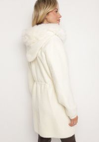 Born2be - Jasnobeżowy Płaszcz o Długim Kroju z Futrem i Ściągaczem w Talii Delirith. Okazja: na co dzień. Typ kołnierza: kaptur. Kolor: beżowy. Materiał: futro. Długość: długie. Styl: casual, elegancki #5