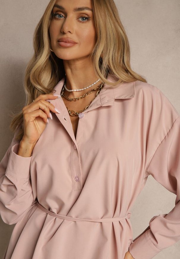 Renee - Różowa Sukienka Koszulowa Typu Bombka Ozdobiona Paskiem Lavirivae. Okazja: na co dzień. Kolor: różowy. Długość rękawa: długi rękaw. Wzór: aplikacja. Typ sukienki: koszulowe, bombki. Styl: casual, elegancki