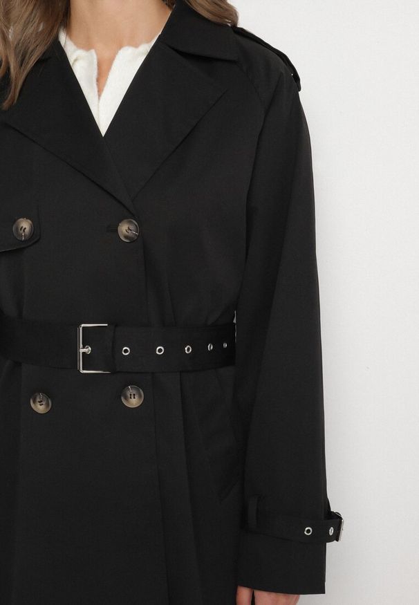 Born2be - Czarny Płaszcz Dwurzędowy Trencz Ozdobiony Paskiem i Pagonami Malwissa. Okazja: na co dzień. Kolor: czarny. Materiał: jeans. Wzór: aplikacja. Sezon: jesień, wiosna. Styl: casual, elegancki