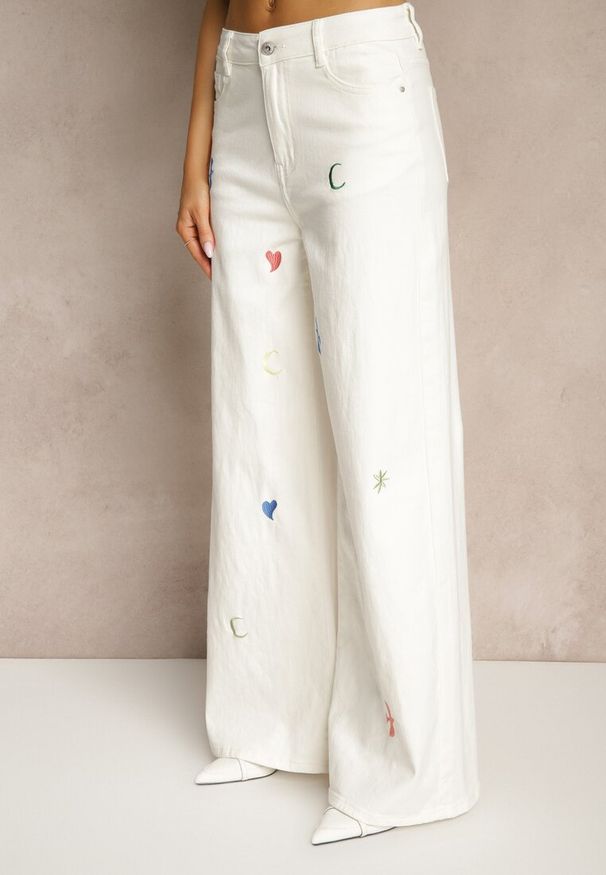 Renee - Białe Jeansy z Bawełny o Szerokim Kroju High Waist z Haftami Florsedi. Okazja: na co dzień. Stan: podwyższony. Kolor: biały. Wzór: haft. Styl: casual
