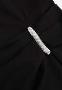 Born2be - Czarna Taliowana Sukienka Vices z Marszczeniem i Perełkami Adorre. Kolor: czarny. Wzór: aplikacja. Styl: elegancki, klasyczny #5